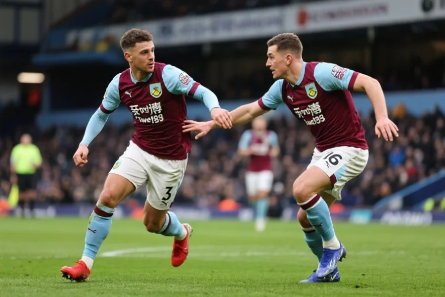 英超比赛中，新加盟球员在球场上与老队友协作，展现团队配合